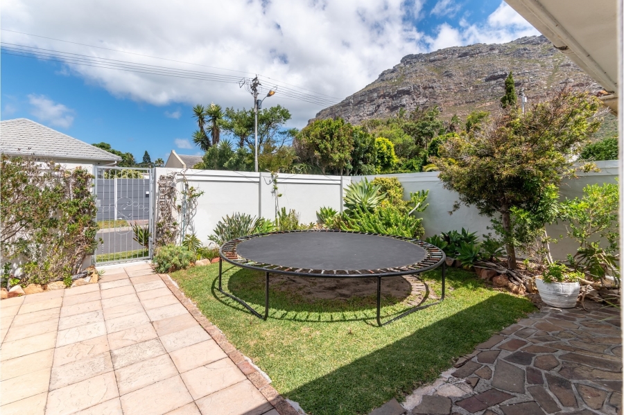 To Let 4 Bedroom Property for Rent in Lakeside Western Cape